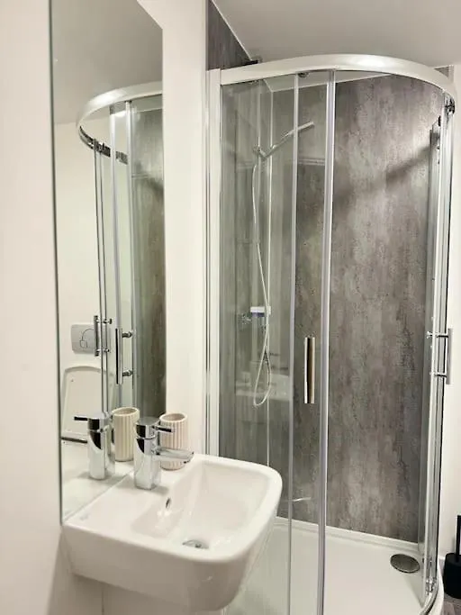 Stylish Central Escape, Heart Of The Action, City View, Netflix Sheffield Apartment